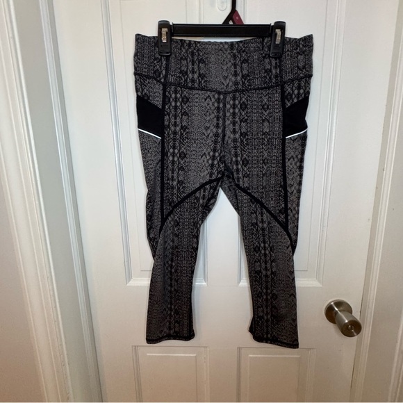 Athleta Black and Gray Patterned Activewear - Picture 1 of 7